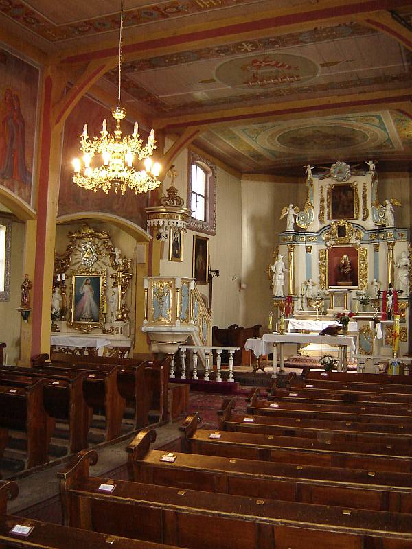Zabytkowy drewniany kościół w Kościeszkach, wnętrze kościoła.